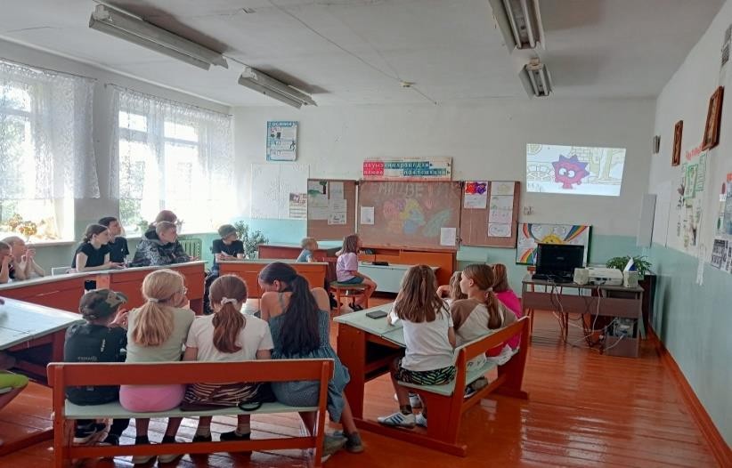 Просмотр мультфильмов по правилам дорожной безопасности.